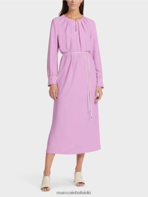 Marc Cain Tyylikäs mekko retro -ilmeessä vaaleanpunainen laventeli vaatteet V0LL48138 Marc Cain Vaatteet